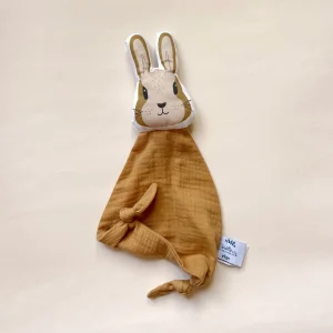 Doudou Lapin en double gaze camel personnalisable